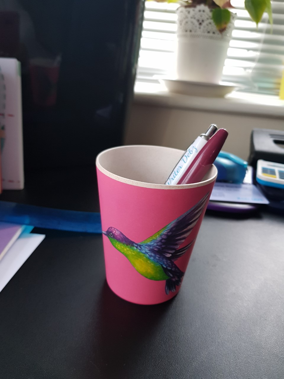Humming bird pen pot